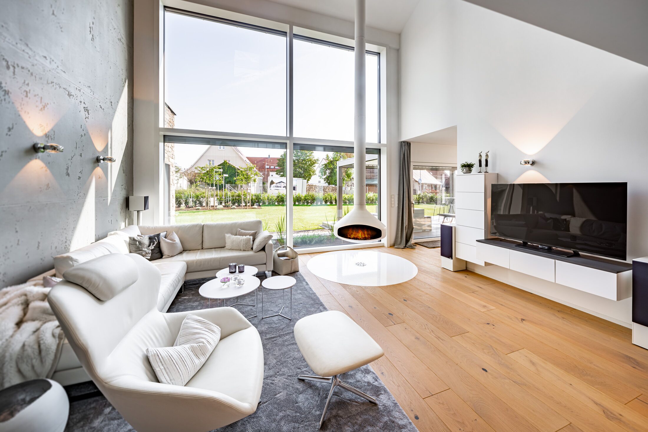 Hochwertiger Wohnraum mit großflächigen Aluminium-Holz-Fenstern
